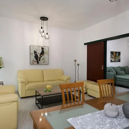 Marakas Winery Family House *